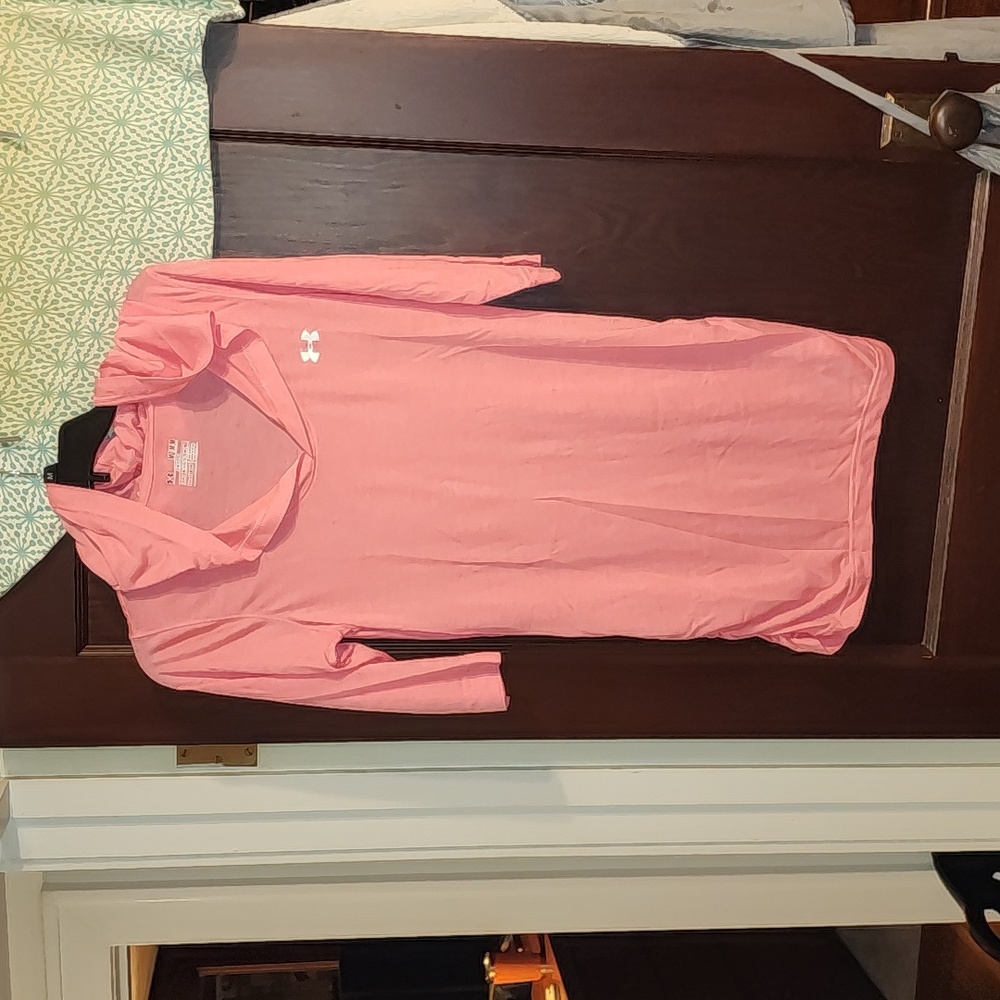 Women's Under Armour hoodie tee Medium NWOT